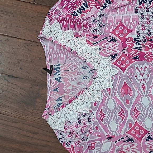 New Directions Pink Patterned V-Neck Tunic Top with White Fringe Cuffs size XL - Picture 2 of 7